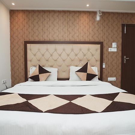 Hotel B Continental Delhi  Exterior photo