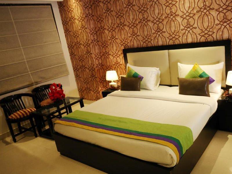 Hotel B Continental Delhi  Exterior photo