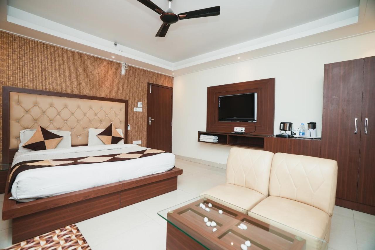 Hotel B Continental Delhi  Exterior photo