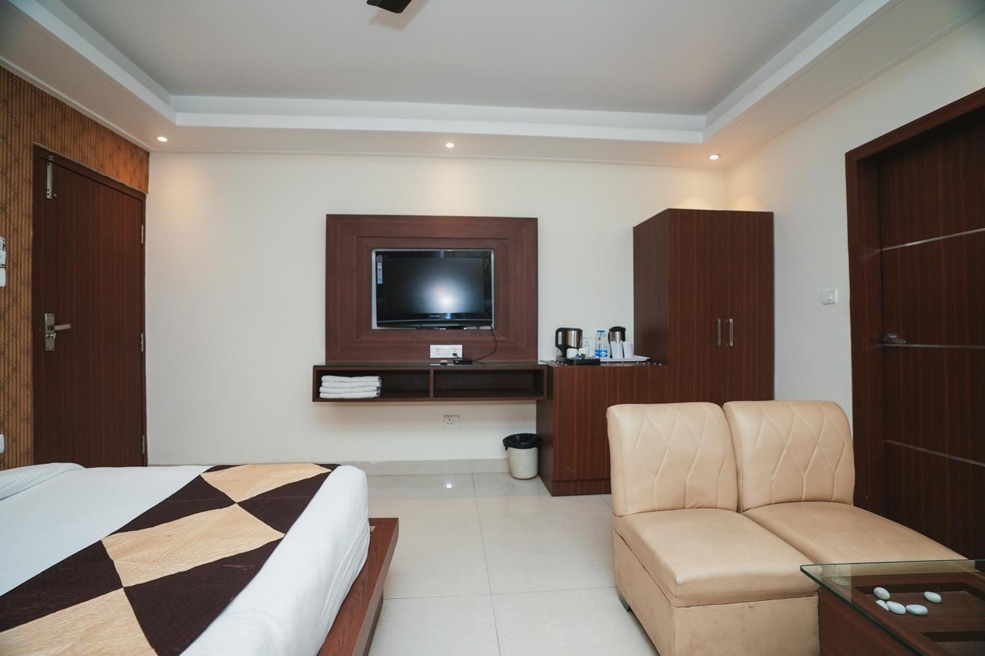Hotel B Continental Delhi  Exterior photo