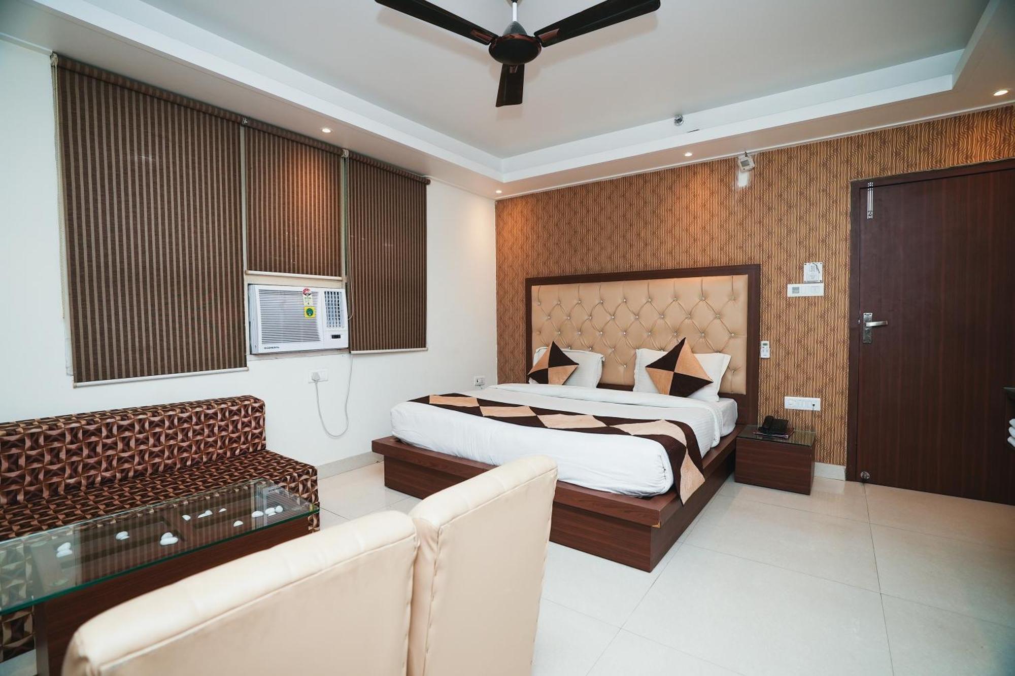Hotel B Continental Delhi  Exterior photo