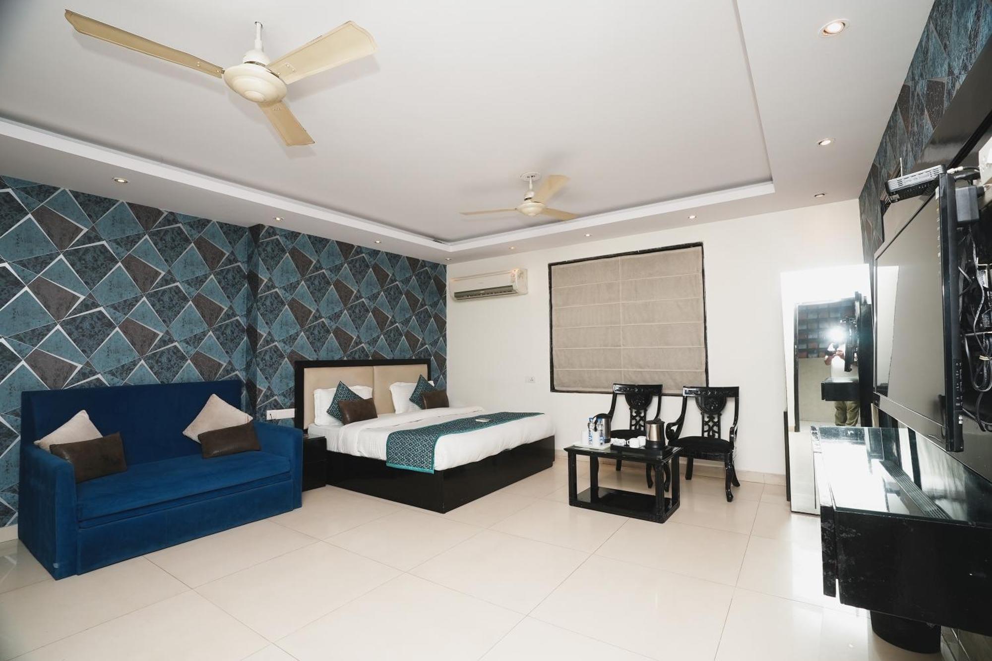 Hotel B Continental Delhi  Exterior photo