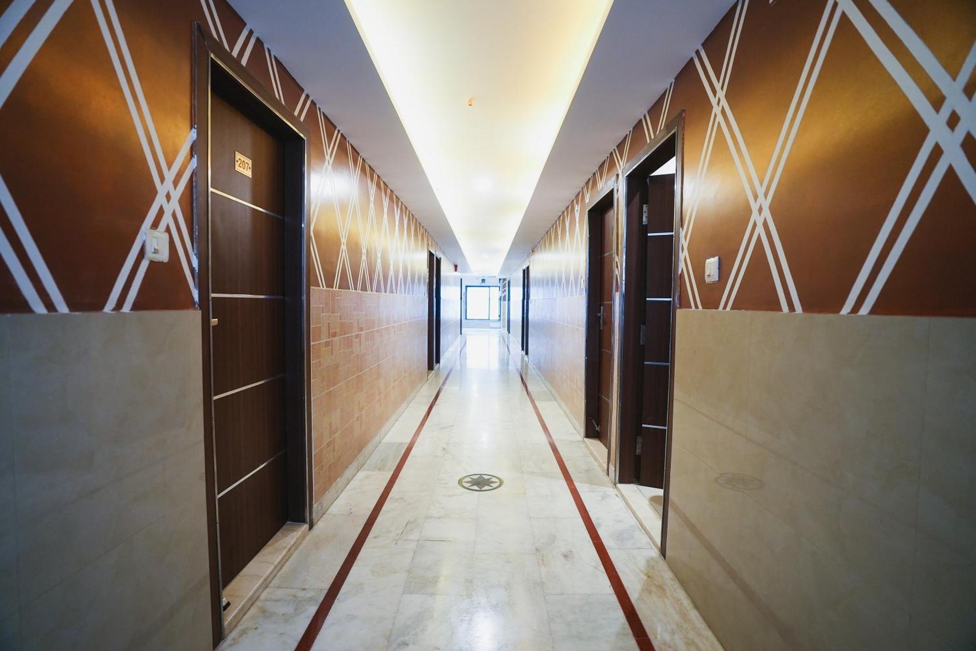 Hotel B Continental Delhi  Exterior photo