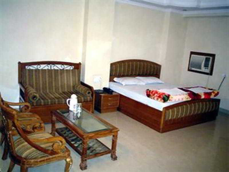Hotel B Continental Delhi  Room photo