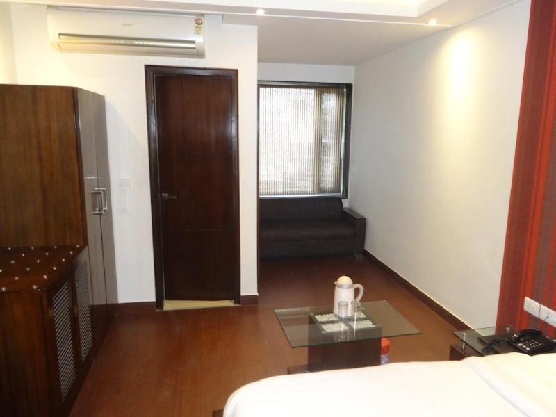Hotel B Continental Delhi  Exterior photo