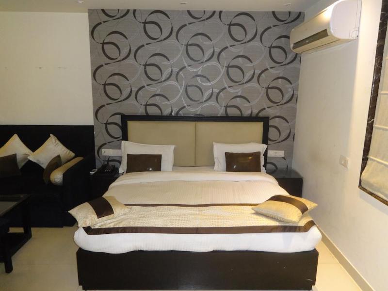 Hotel B Continental Delhi  Exterior photo