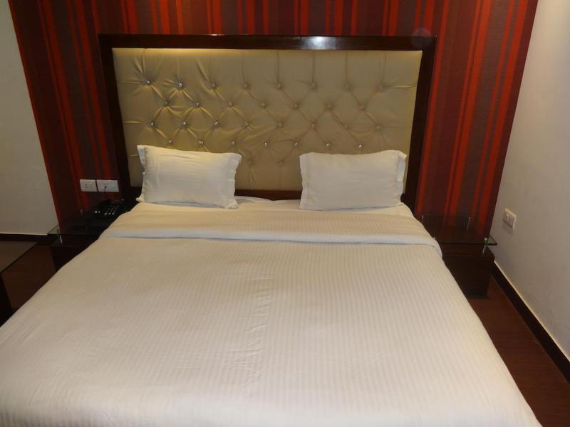 Hotel B Continental Delhi  Exterior photo