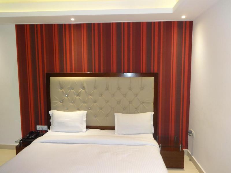 Hotel B Continental Delhi  Exterior photo