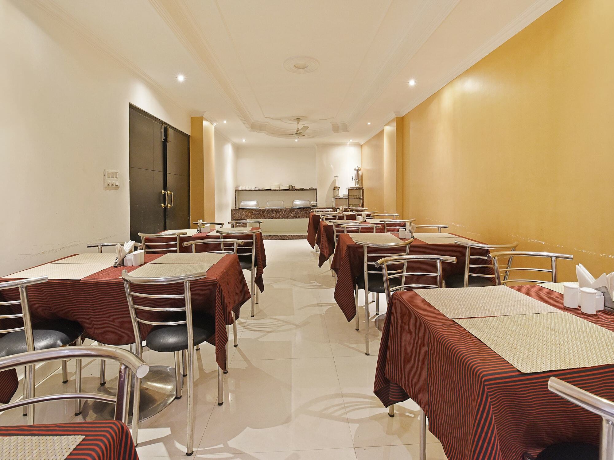 Hotel B Continental Delhi  Exterior photo